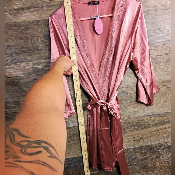 Adome Luxurious Pink Coral Satin Lace Robe - Picture 13 of 14